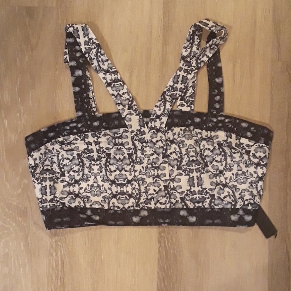NWT fun floral crop top💮💮🏵🌸